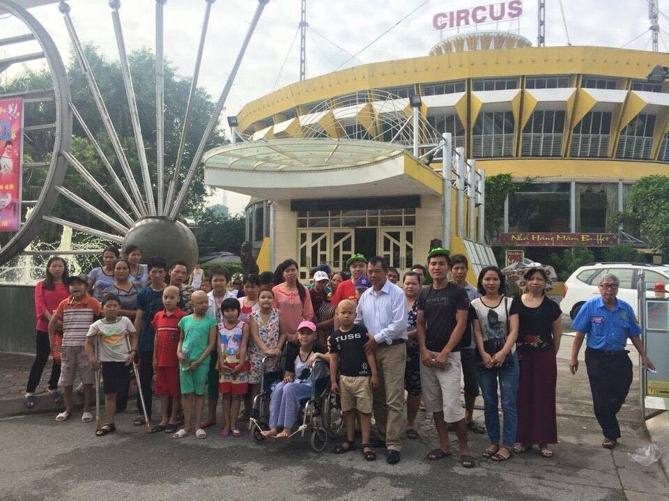 Thiên thần có thật… - 1 CLB từ thiện Thiên Thần đưa các bệnh nhân nhi Viện K3 Tân Triều đi xem xiếc ngày 25/9.