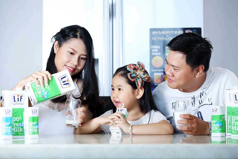 Sữa tươi có gây dậy thì sớm ở trẻ? - 1 Thành phần chất dinh dưỡng trong sữa lấy từ bò chăn thả tự nhiên cao hơn sữa từ bò nuôi công nghiệp