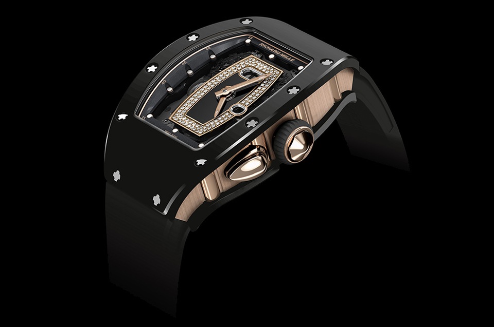 Richard Mille RM037 - khối “kim cương” nổi bật trên cổ tay - 4 Richard Mille đã đăng kí bản quyền cho phát minh nút crown không gắn trực tiếp với cỗ máy như những thiết kế thông thường. Việc tách rời nút crown ra khỏi bộ máy đã ngăn các tác động bên ngoài như nước, không khí không cho chúng gây ảnh hưởng đến độ chính xác của đồng hồ.