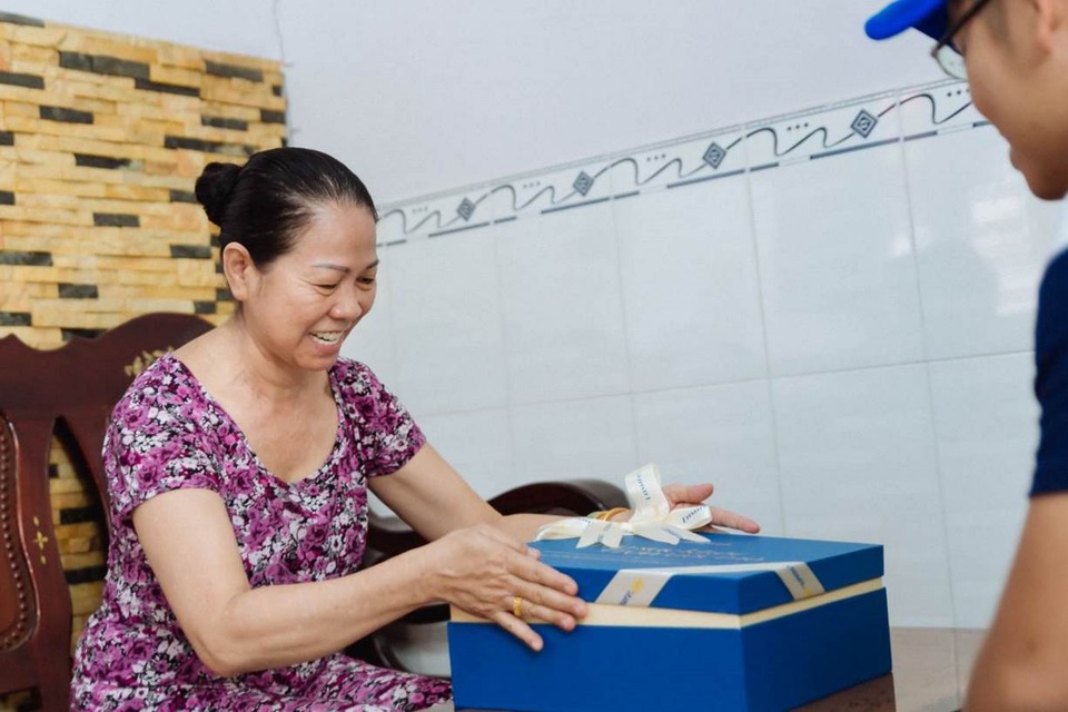 Ensure Gold trao tặng hàng ngàn món quà sức khỏe đến cha mẹ - 3 Cô Ly (TPHCM) xúc động với món quà từ con do Ensure gửi tặng