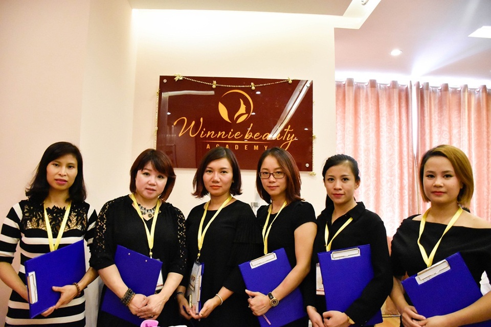 Cùng Winnie Academy vươn tầm quốc tế - 1 Hiệu trưởng Học viện – bà Winnie Nguyễn (người thứ hai từ trái sang)