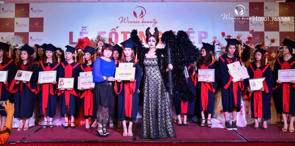 Cùng Winnie Academy vươn tầm quốc tế - 4 Bà Winnie Nguyễn trao giải Nhất Make up cho học viên tốt nghiệp