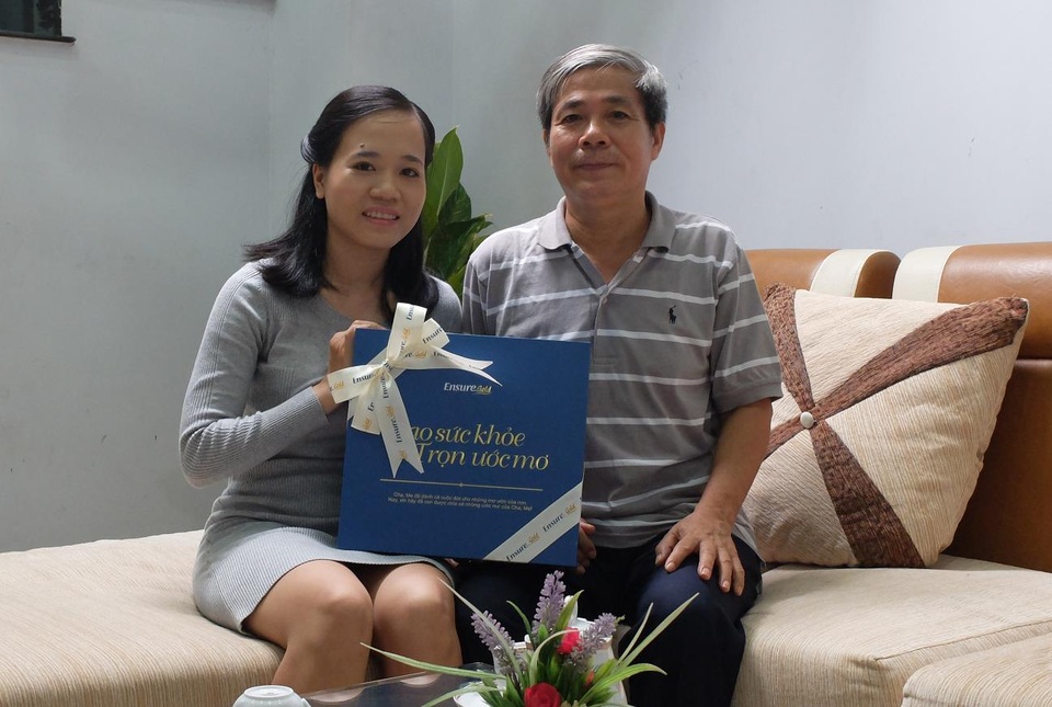 Khi món quà của con đánh thức ước mơ còn ấp ủ của cha mẹ - 2 Cùng Ensure trao tặng món quà sức khỏe giúp cha mẹ thực hiện ước mơ