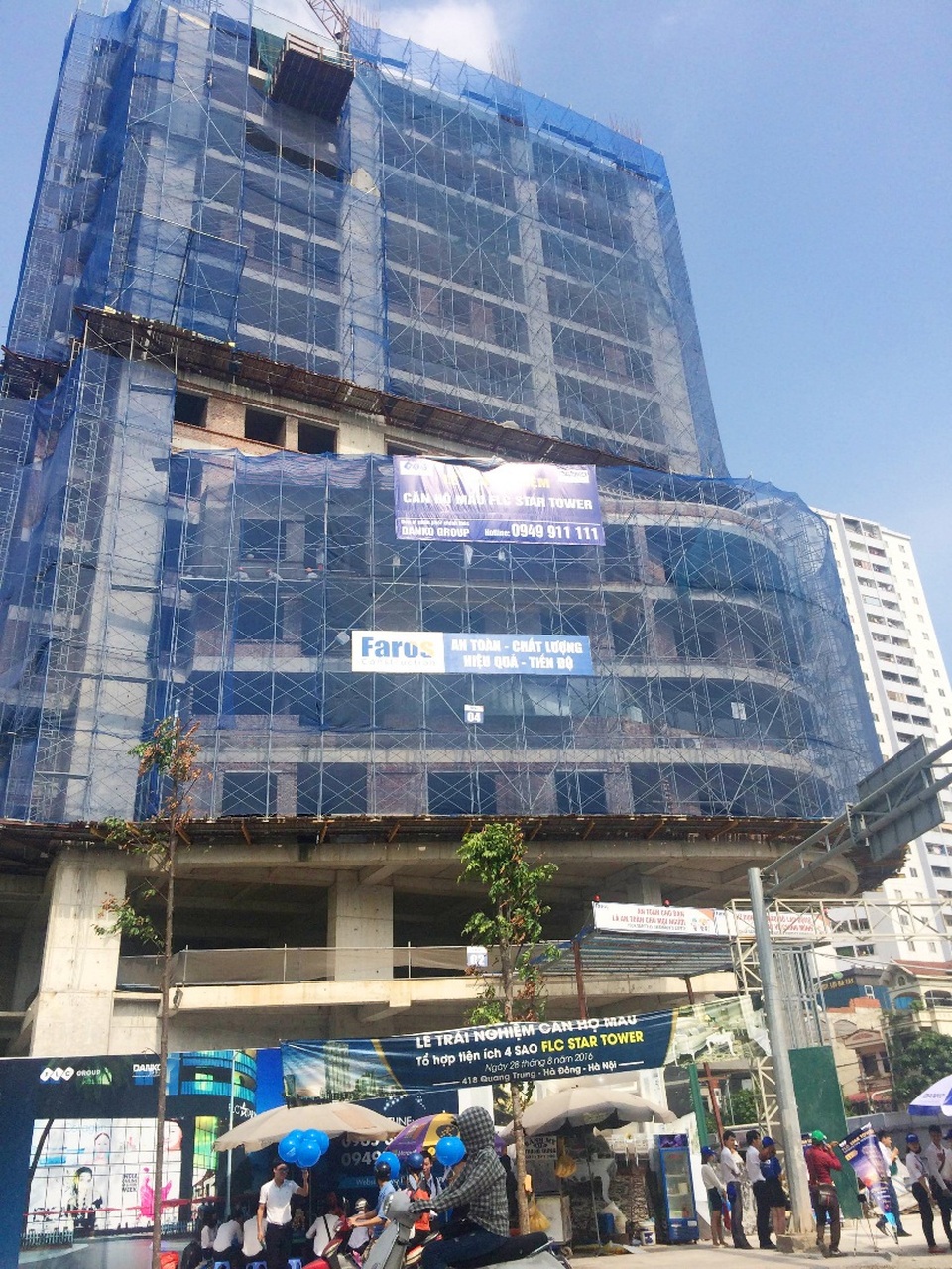 Bất động sản đua “về đích” bằng chương trình “quà tặng khủng” - 3 FLC Star Tower đang khẩn trưởng thi công ngày đêm, dự kiến bàn giao vào Quý IV/2017.