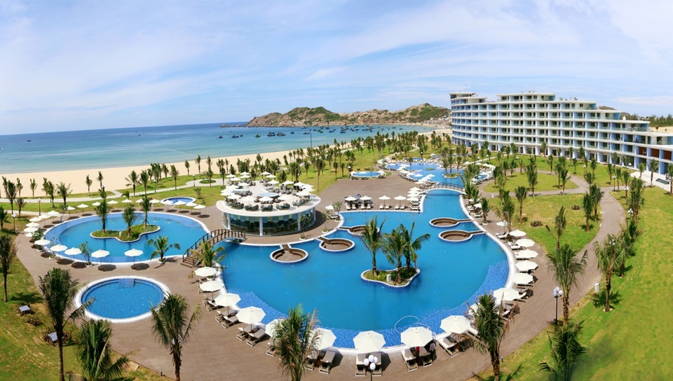 FLC Quy Nhơn dội “bom tấn” chính sách vào thị trường bất động sản nghỉ dưỡng - 1 Vừa được khánh thành cuối tháng 7 vừa qua, FLC Quy Nhơn đã đón hàng vạn lượt du khách mỗi tháng, hai sản phẩm bất động sản là biệt thự biển và căn hộ khách sạn tại đây ngay lập tức tạo ra làn sóng lớn trên thị trường đầu tư bất động sản nghỉ dưỡng…