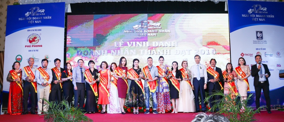 Ngày hội Doanh nhân Việt Nam lần thứ 12 tại Đà Nẵng và những dấu ấn - 3 BTC trao cúp Doanh nhân thành đạt cho doanh nhân 3 miền Bắc - Trung – Nam.