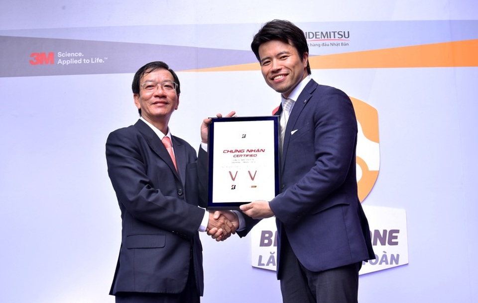 Ông Hiroyuki Saito - Tổng giám đốc Bridgestone Việt Nam trao chứng nhận đại lý theo tiêu chuẩn toàn cầu mới cho ông Nguyễn Bảo Phong - Tổng giám đốc B-Select Thành Phát