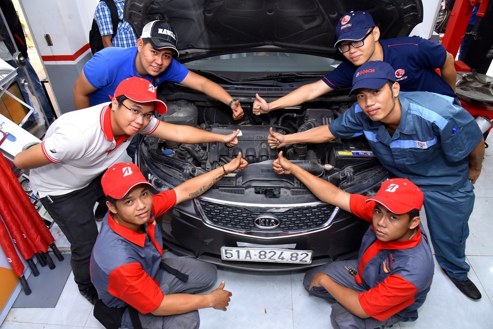 Kỹ thuật viên của B-Select Thành Phát và 3 đối tác Idemitsu, 3M và Bosch chăm sóc toàn diện cho 100 xe tham gia chiến dịch Bridgestone lăn bánh an toàn