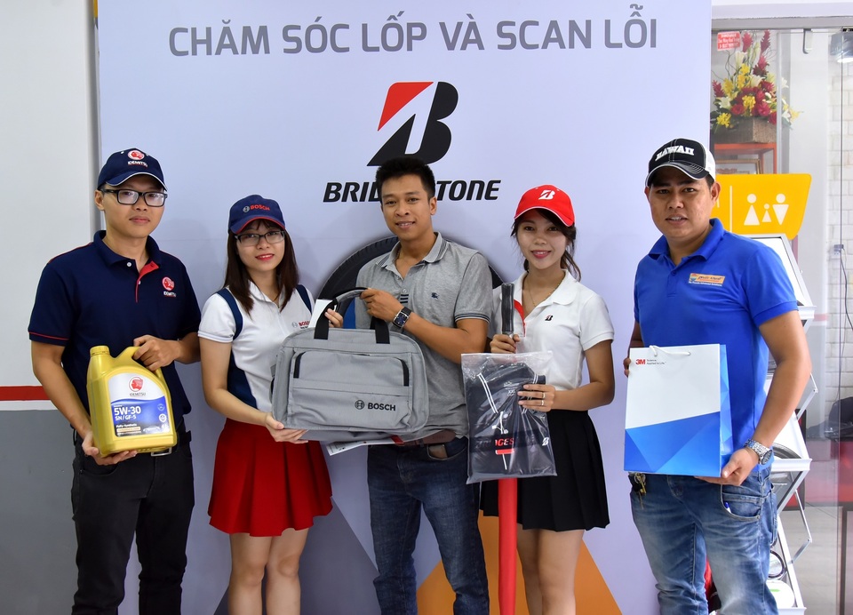 
Sau B-Select Thành Phát, “Bridgestone lăn bánh an toàn” sẽ được tổ chức tại B-Select Thái Phương, B1-2 Phố Việt Hưng, phường Việt Hưng, quận Long Biên, Hà Nội vào ngày 18-20/11. Khách hàng có thể mua vé trực tiếp qua hotline của Bridgestone tại số 0965.404.148 hoặc truy cập www.bridgestone.com.vn. Giá vé 200.000đ/vé với tổng dịch vụ và quà tặng nhận được lên đến hơn 2 triệu đồng.
