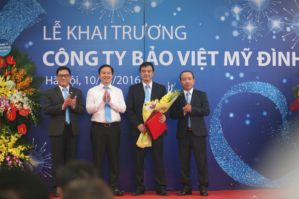 Bảo hiểm Bảo Việt vươn xa để đến gần khách hàng - 3 Lãnh đạo Tập đoàn Bảo Việt và Tổng Công ty Bảo hiểm Bảo Việt trao giấy phép do Bộ Tài chính cấp và các Quyết dịnh thành lập-hoạt động cho Công ty Bảo Việt Mỹ Đình