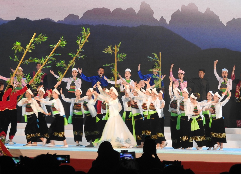 TP Hòa Bình đón nhận Huân chương độc lập hạng III. - 3