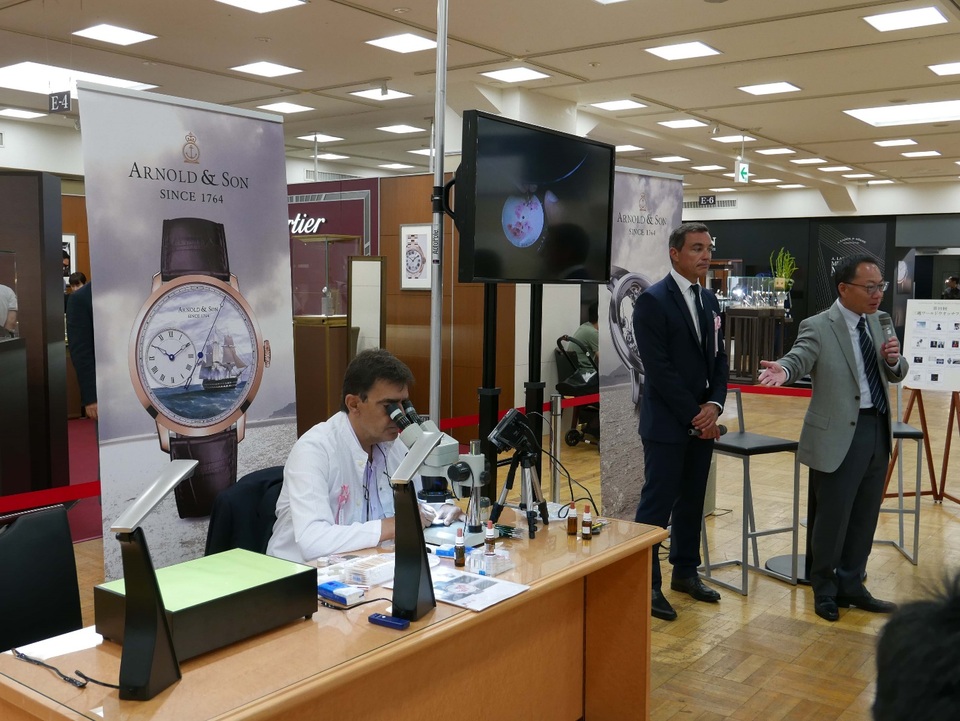 Đồng hồ Arnold & Son - Tinh hoa nghệ thuật 250 năm lịch sử - 3 André Martinez giới thiệu nghệ thuật vẽ tranh trên mặt đồng hồ tại World Watch Fair (Nhật Bản) với sự góp mặt của hơn 100 người đam mê đồng hồ và nghệ thuật.