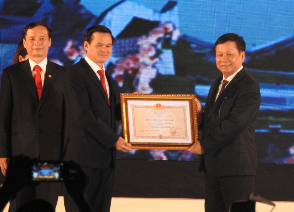 Đc Bùi Văn Tỉnh, UVBCH Trung ương Đảng, Bí thư Tỉnh ủy trao Huân chương độc lập hạng III cho cán bộ, nhân dân thành phố Hoà Bình.