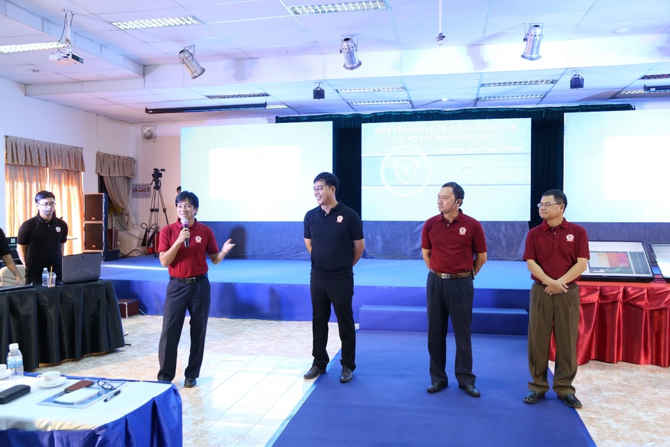 TP.HCM tăng cường năng lực phòng thủ trước tấn công mạng - 1 Ông Lê Thái Hỷ - Giám đốc Sở Thông Tin và Truyền Thông TP.HCM (ngoài cùng bên trái) và Ông Ngô Vi Đồng – Chủ tịch Chi hội an toàn thông tin phía Nam đang phát biểu tại sự kiện diễn tập trực tiếp bảo vệ hệ thốn thông tin Thành phố 2016