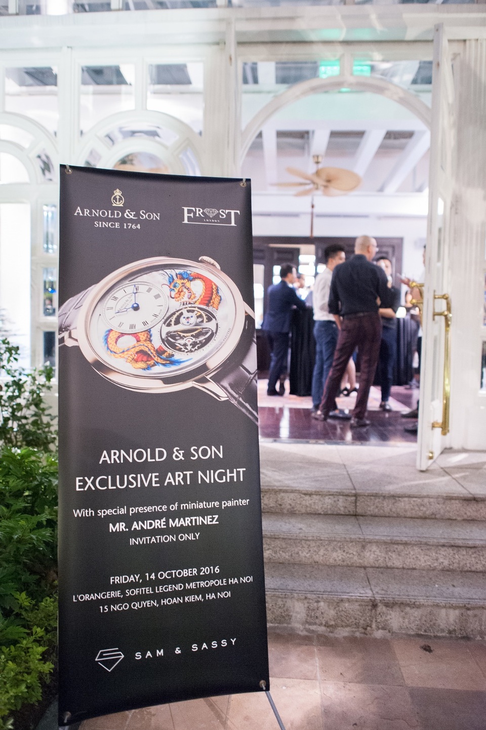 Buổi giao lưu giữa thương hiệu đồng hồ Arnold & Son với sự góp mặt của nghệ nhân vẽ tranh tiểu họa từ thương hiệu này và những người đam mệ nghệ thuật đồng hồ tại Hà Nôi đã diễn ra cuối tuần qua tại khách sạn Metropole Hà Nội.