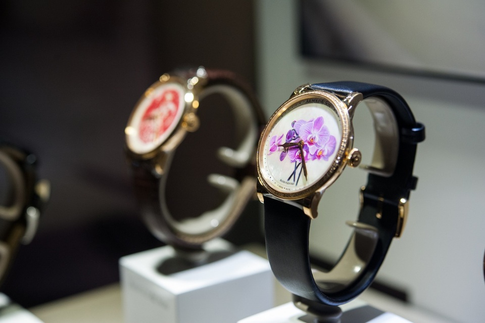 Sở hữu một bề dày lịch sử sáng tạo và phát triển những chiếc đồng hồ cao cấp, Arnold & Son không chỉ mang đến những bộ máy khí tuyệt vời mà cả những bức tranh nghệ thuật thu nhỏ vô cùng tỉ mỉ và tinh tế.