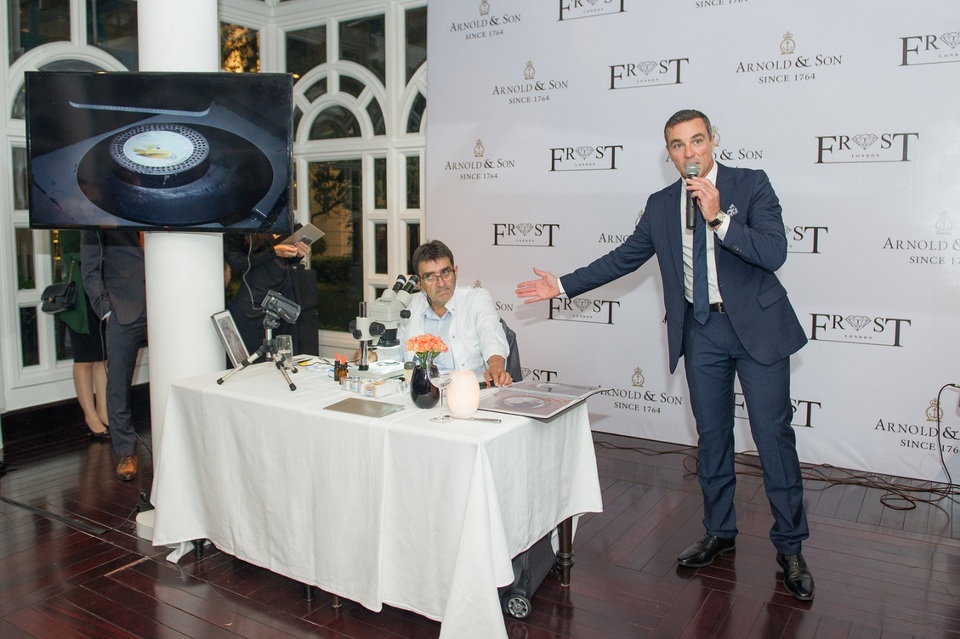 Buổi tiệc bắt đầu với lời giới thiệu của ông Fabien Dutriaux – Phó giám đốc bán hàng của Arnold & Son và sự xuất hiện của nghệ nhân tiểu họa – ông André Martinez (áo trắng) là người đã đem đến sự mềm mại của nghệ thuật vào trong những bộ máy cơ khí.