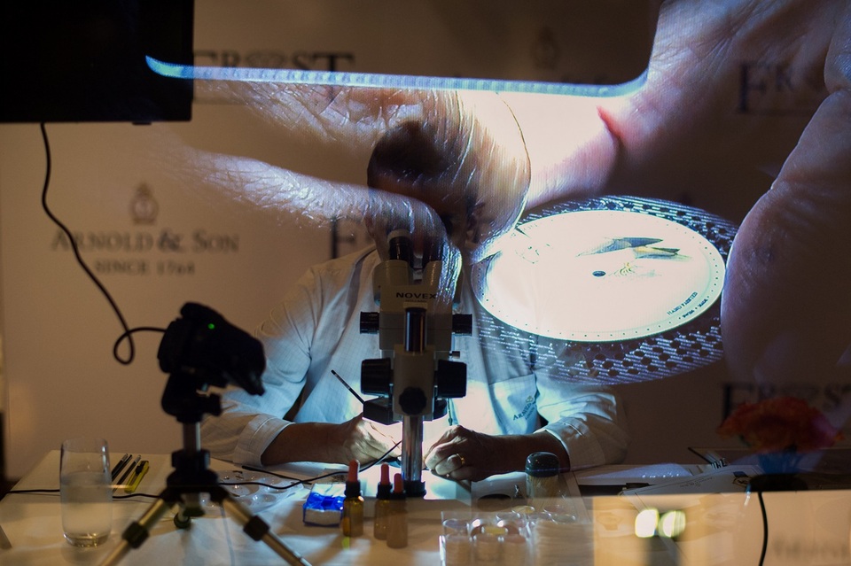 Tại buổi tiệc lần này, ông André Martinez đã trình diễn kĩ thuật tiểu họa của mình trước những người đam mê nghệ thuật và đồng hồ tại Hà Nội.