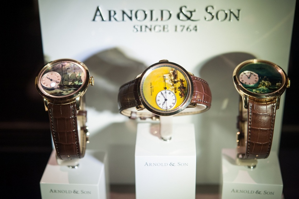 
Bộ ba đồng hồ TB Sir John Franklin với phần vỏ chế tác từ vàng đỏ cùng bề mặt đồng hồ được tạo nên bởi những nét vẽ tinh xảo và tỉ mỉ của nghệ nhân.
