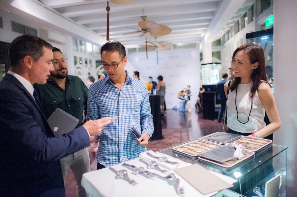 Những vị khách tỏ ra hào hứng và thích thú khi được tận mắt chiêm ngưỡng những chiếc đồng hồ cao cấp lần đầu có mặt tại Việt Nam.