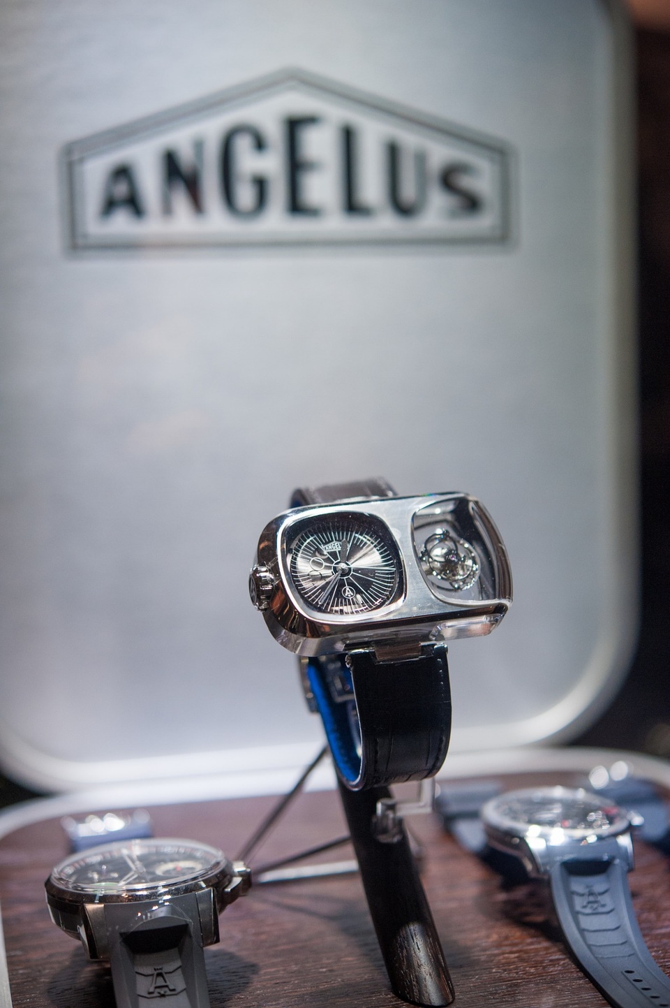 Đây cũng là lần đầu tiên các vị khách tại Việt Nam có cơ hội được chiêm ngưỡng chiếc đồng hồ U10 Tourbillon Lumière nổi tiếng từ thương hiệu Angelus – một thương hiệu lâu đời khác cũng được giới thiệu tại sự kiện này. Chiếc đồng hồ sở hữu thiết kế vô cùng độc đáo và ấn tượng, bên trái là phần hiển thị giờ còn bên phải là nơi đặt bộ máy Tourbillon - trái tim của chiếc đồng hồ.