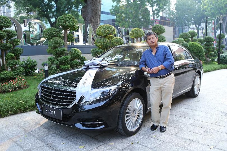 “Nhà và xe thể hiện đẳng cấp của chủ sở hữu, thậm chí chiếm khoảng 60 -70% cuộc sống của con người” - Ông Nguyễn Anh Tuấn (đại diện công ty TNHH Nguyễn Hoàng Anh), khách hàng may mắn trúng thưởng đợt 1.