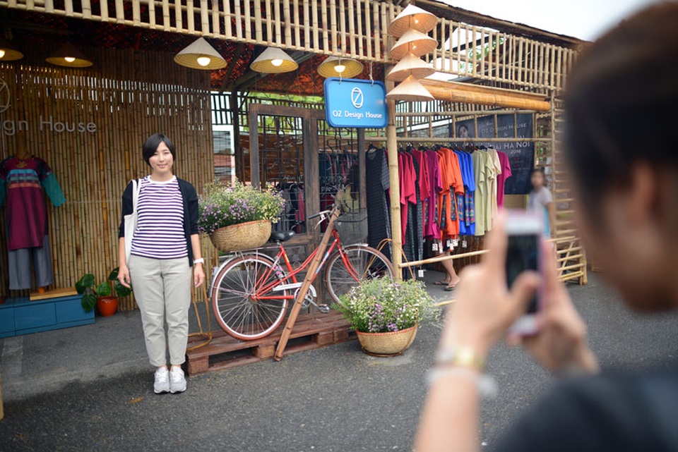 OZ Design House, thanh âm trong veo đậm ký ức tôi gặp tại Festival áo dài Hà Nội - 2 Hình ảnh đầu tiên của gian hàng OZ Design House trong mắt tôi. OZ Design House là thương hiệu thời trang thiết kế trên linen & silk trong đó dòng sản phẩm áo dài thêu tay thủ công và đồ casual thoải mái, sáng tạo được khách hàng yêu thích.
