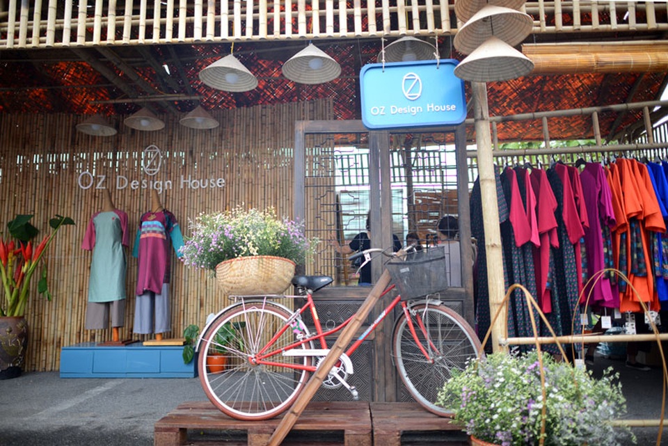 OZ Design House, thanh âm trong veo đậm ký ức tôi gặp tại Festival áo dài Hà Nội - 3 Gian hàng của OZ nằm ở phía gần cuối hành trình của tôi, mang lại cho tôi một cảm giác dễ chịu và một niềm vui mát rượi như chính buổi sáng mùa thu hôm ấy.