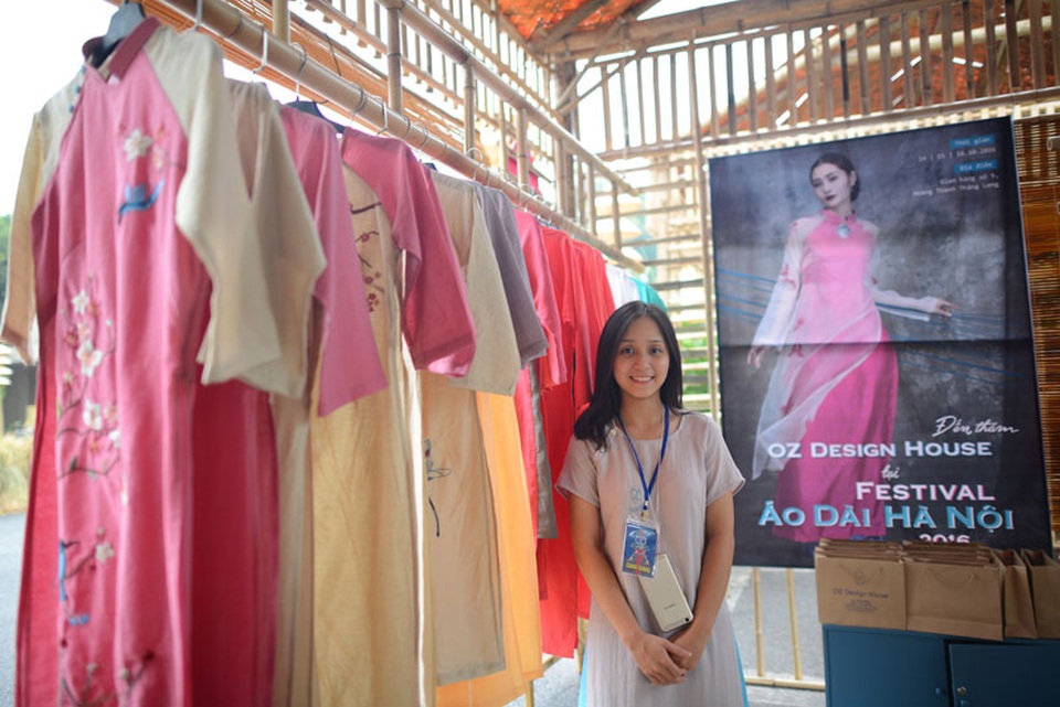 OZ Design House, thanh âm trong veo đậm ký ức tôi gặp tại Festival áo dài Hà Nội - 4 Nét giản đơn, tinh tế mà thanh tao của tà áo dài OZ làm tôi như được hoà vào tâm hồn Hà Nội