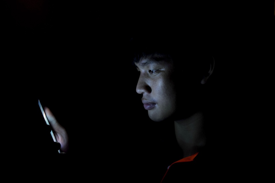 Hãy cẩn thận khi dùng điện thoại vào buổi tối