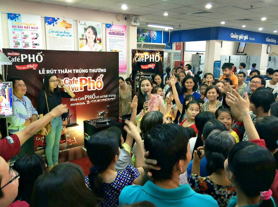 Cùng vi vu phố, cùng hòa nhập vào văn hóa Café Việt - 2 Người tiêu dùng hào hứng tham gia tương tác với MC