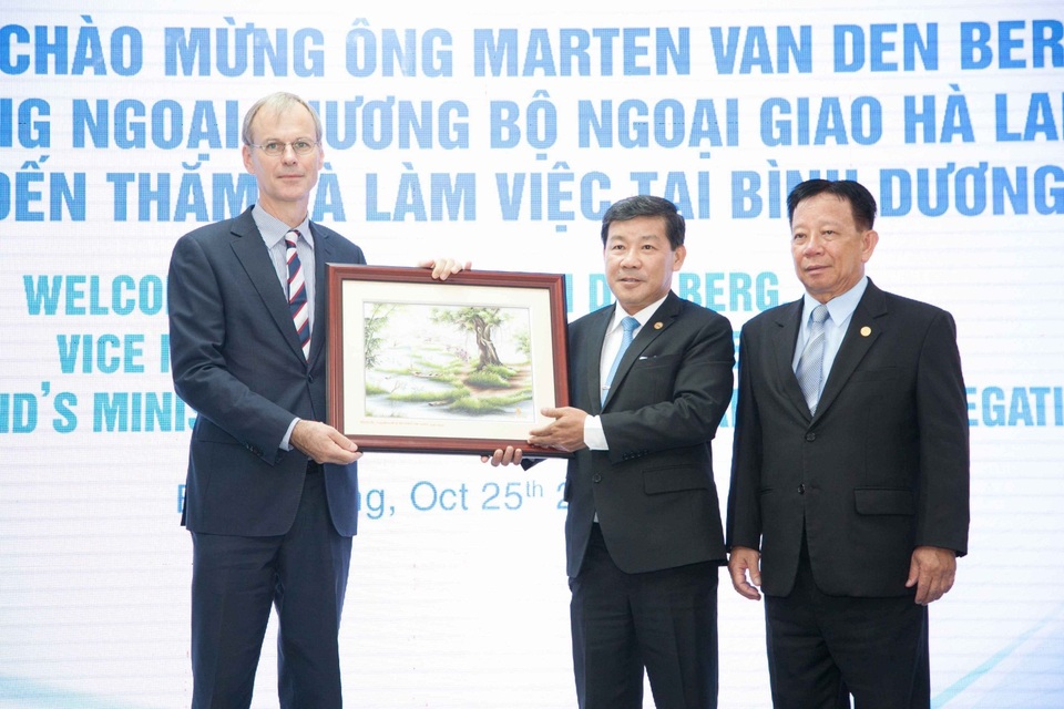 Đô thị thông minh sẽ sớm xuất hiện tại Bình Dương - 2 Chủ tịch UBND tỉnh Bình Dương Trần Thanh Liêm tặng quà lưu niệm cho ông Marten van den Berg, Thứ trưởng Ngoại Thương, Bộ Ngoại Giao Hà Lan