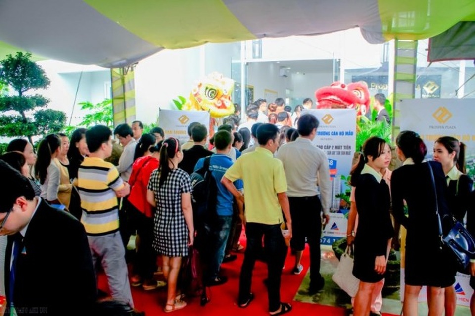 Khát căn hộ giá rẻ, người mua mỏi mắt tìm chốn an cư - 1 Khách hàng vào tham quan một dự án căn hộ có mức giá công bố từ 868 triệu/căn