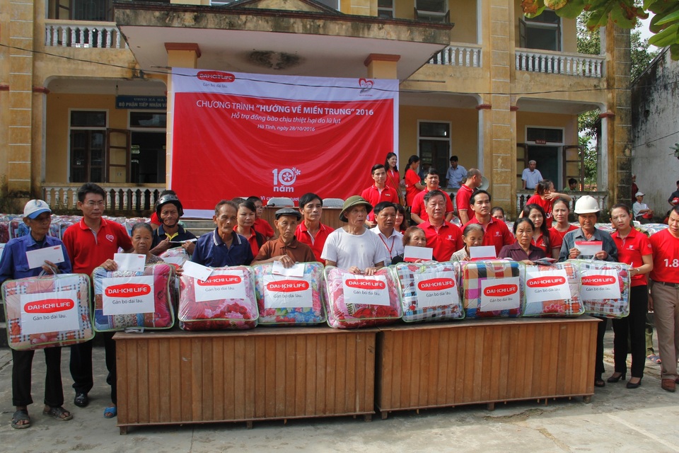 Quỹ “Vì Cuộc Sống Tươi Đẹp” đến với đồng bào bị lũ lụt miền Trung - 1 Quỹ “Vì Cuộc Sống Tươi Đẹp” đến với đồng bào bị lũ lụt miền Trung - 1