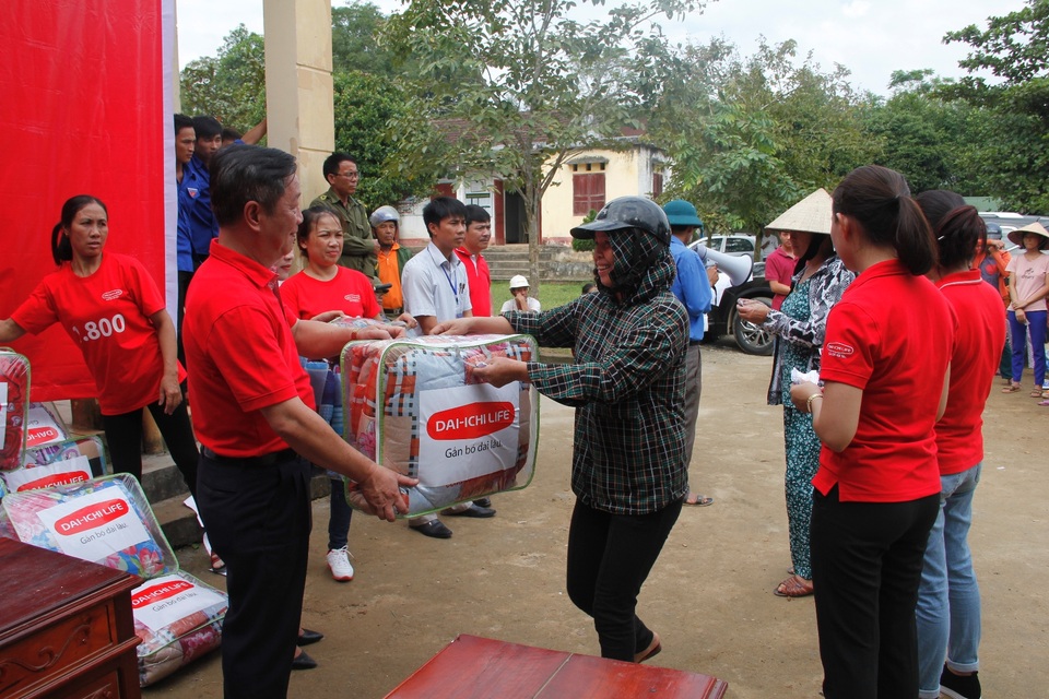 Quỹ “Vì Cuộc Sống Tươi Đẹp” đến với đồng bào bị lũ lụt miền Trung - 2 Quỹ “Vì Cuộc Sống Tươi Đẹp” đến với đồng bào bị lũ lụt miền Trung - 2