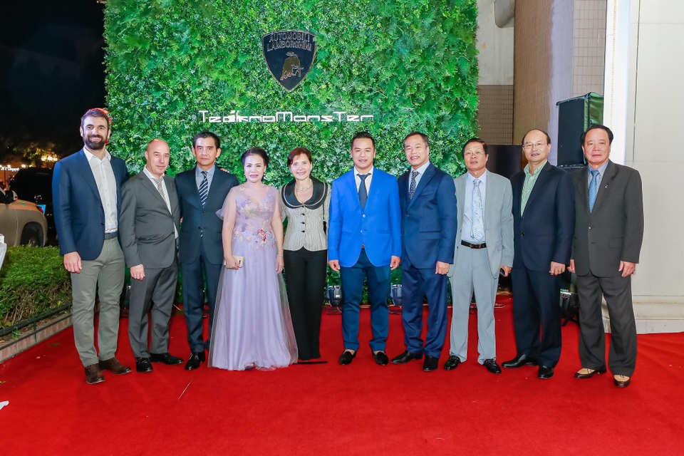 Doanh nhân Tuấn Anh: TecknoMonster sẽ bùng nổ - 2 Bà Nguyễn Thu Phương - P.Chủ tịch An Nhu Group, Bà Cecillia Piccioni - Đại sứ đặc mệnh toàn quyền Italy tại Việt Nam cùng các khách mời chúc mừng ông Nguyễn Tuấn Anh (veston xanh) - Giám đốc điều hành Tecknomonster Việt Nam.