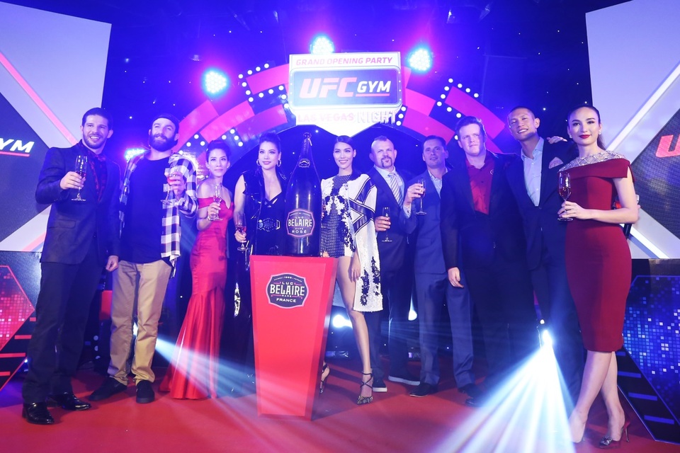 Khai trương trung tâm UFC Gym đầu tiên của Châu Á ngay tại Sài Gòn - 2 Chuck bên cạnh dàn sao và lãnh đạo UFC Gym Việt Nam