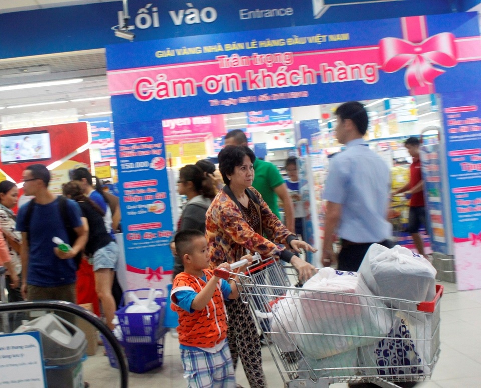 Siêu thị Co.opmart giảm giá mạnh liên tục 3 tuần để tri ân khách hàng - 3 Không khí mua sắm đông đúc tại Co.opmart trong chương trình khuyến mãi tri ân khách hàng - Xuân Phương