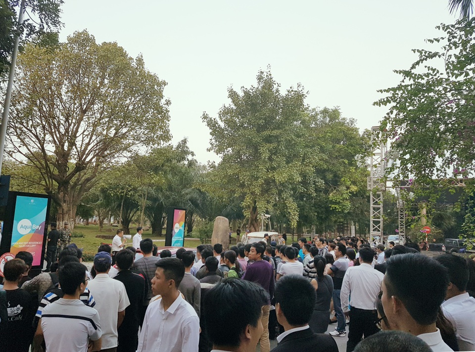 Mang chăn gối ngủ qua đêm chờ xếp hàng mua nhà - 2 Khách hàng tràn xuống lòng đường KĐT chờ CĐT phát số thứ tự
