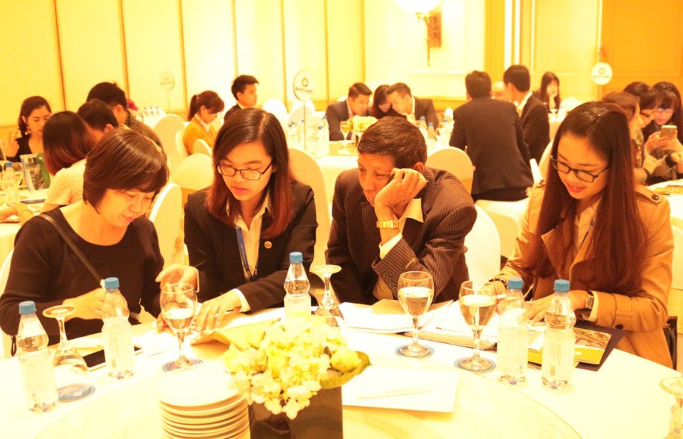 Dân Hà Nội “đổ xô” mua căn hộ hướng biển - 2 Nhiều khách hàng đã lựa chọn được cho mình một căn hộ ưng ý tại buổi lễ mở bán.