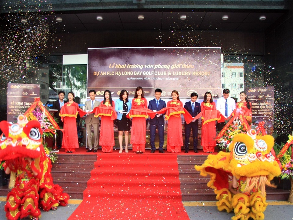 Đón hàng trăm lượt khách: FLC Hạ Long khẳng định sức hút vượt trội - 1 Lãnh đạo Tập đoàn FLC và Đại diện các đại lý phân phối chính thức của dự án FLC Hạ Long cắt băng khánh thành Văn phòng giới thiệu dự án