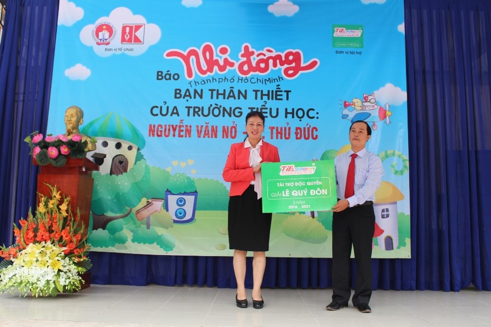 TIE - Chung tay chăm lo cho thế hệ tương lai - 1 Ông Lê Chí Trung, Giám đốc kinh doanh vùng Công ty CP Văn hóa TIE -đơn vị tài trợ cho chương trình đánh giá: “Giải thưởng Lê Quý Đôn năm học 2016 – 2017 đã thu hút được sự tham gia tích cực, nhiệt tình của đông đảo học sinh và nhà trường, của quý thầy cô và quý phụ huynh học sinh, có sức loan tỏa trên cả nước. Đây cũng là một hoạt động tạo sân chơi sôi động và thật nhiều ý nghĩa, cung cấp thêm nhiều kiến thức bổ ích cho các bạn học sinh nhỏ”.