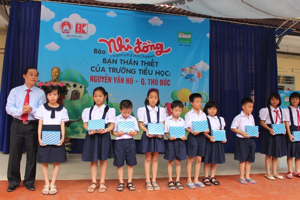 TIE - Chung tay chăm lo cho thế hệ tương lai - 2 Công ty CP Văn hóa TIE (TIE) trao tặng 600 phần quà cho các em học sinh có hoàn cảnh khó khăn, vươn lên trong học tập tại Trường Tiểu học Hiệp Phú, quận 9, TP. Hồ Chí Minh. Ông Đặng Chu Dũng, Phó Tổng Giám đốc TIE, những phần quà chúng tôi trao tặng hôm nay là sự trao gửi niềm tin, tiếp sức để các cháu đến trường, sẽ mở ra một sự gắn kết bền vững để cùng chung tay chăm lo cho thế hệ tương lai.