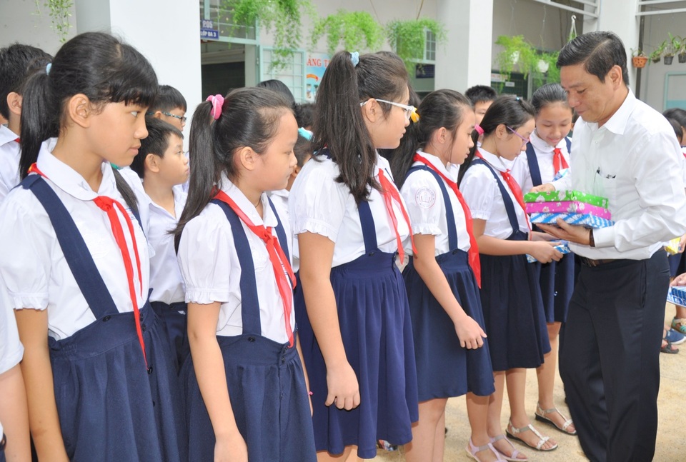 TIE - Chung tay chăm lo cho thế hệ tương lai - 3 Công ty đặc biệt quan tâm, đồng hành với các địa bàn vùng sâu vùng xa, nhiều khó khăn như huyện Cần Giờ, một nơi còn đến 44% hộ nghèo và hơn 65% dân số nghèo, nhiều em học sinh phải đi làm phụ giúp cha mẹ từ sớm hoặc đứng trước nguy cơ phải nghỉ học. Tai đây Công ty đã trao tặng 300 triệu đồng tiền mặt và hàng chục ngàn tập vở cho học sinh tiểu học.