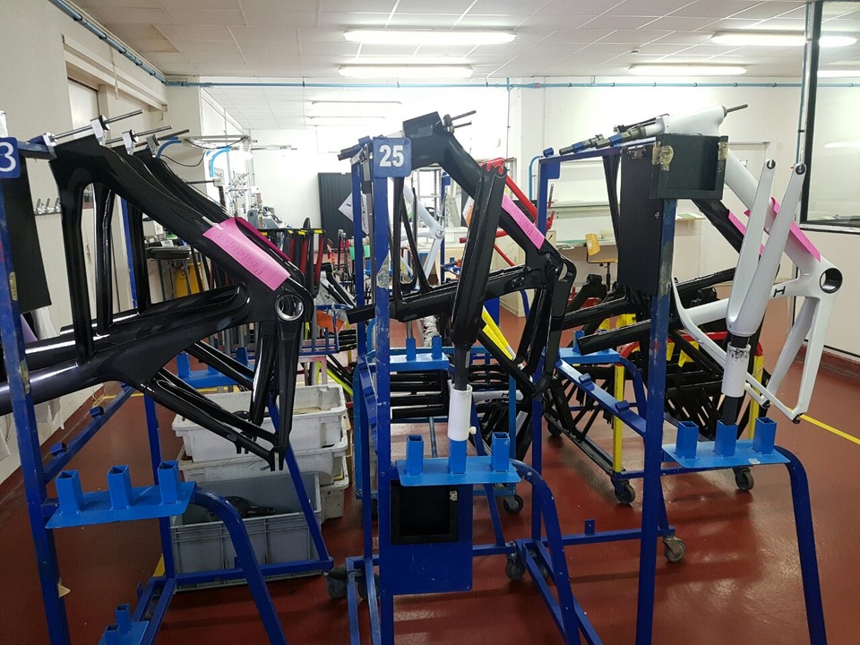 Sau xe đạp Peugeot, Bianchi… Vélo Chic là đại lý chính thức của hãng xe đạp Look - 1 Bộ phận kiểm nghiệm chất lượng sản phẩm của Look