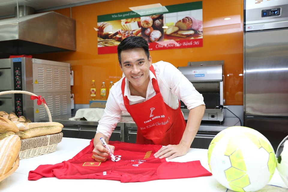 Công Vinh ký tên lên áo và quả bóng làm quà tặng người hâm mộ