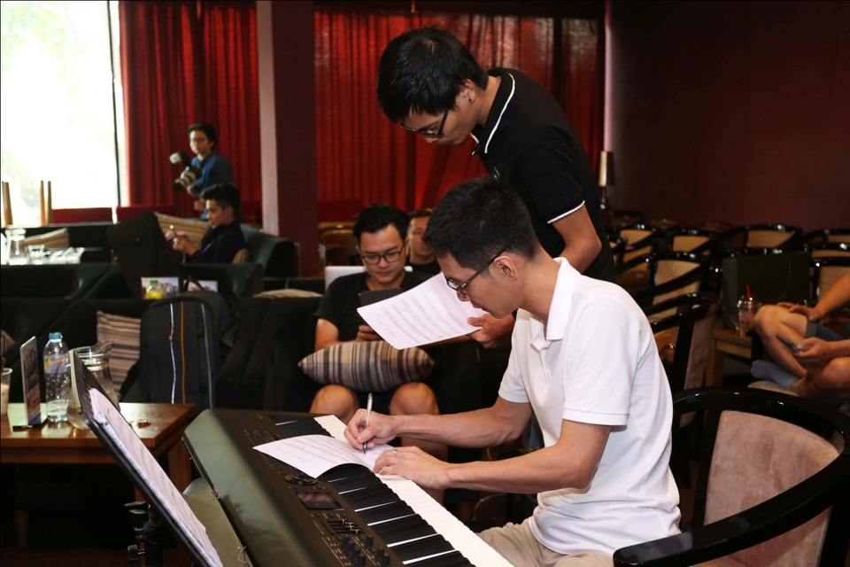 Hình ảnh các ca sĩ tập luyện cho đêm nhạc The Master of Symphony 2016. - 7 Hình ảnh các ca sĩ tập luyện cho đêm nhạc The Master of Symphony 2016. - 7
