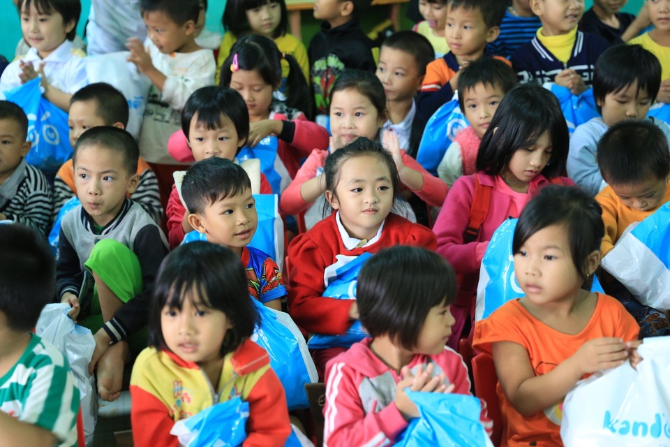 Miền trung- Những ngày thắp lửa - 1 Những ánh mắt ngây thơ hồn nhiên của con trẻ luôn là động lực lớn lao để chúng tôi tiếp tục chuyến hành trình