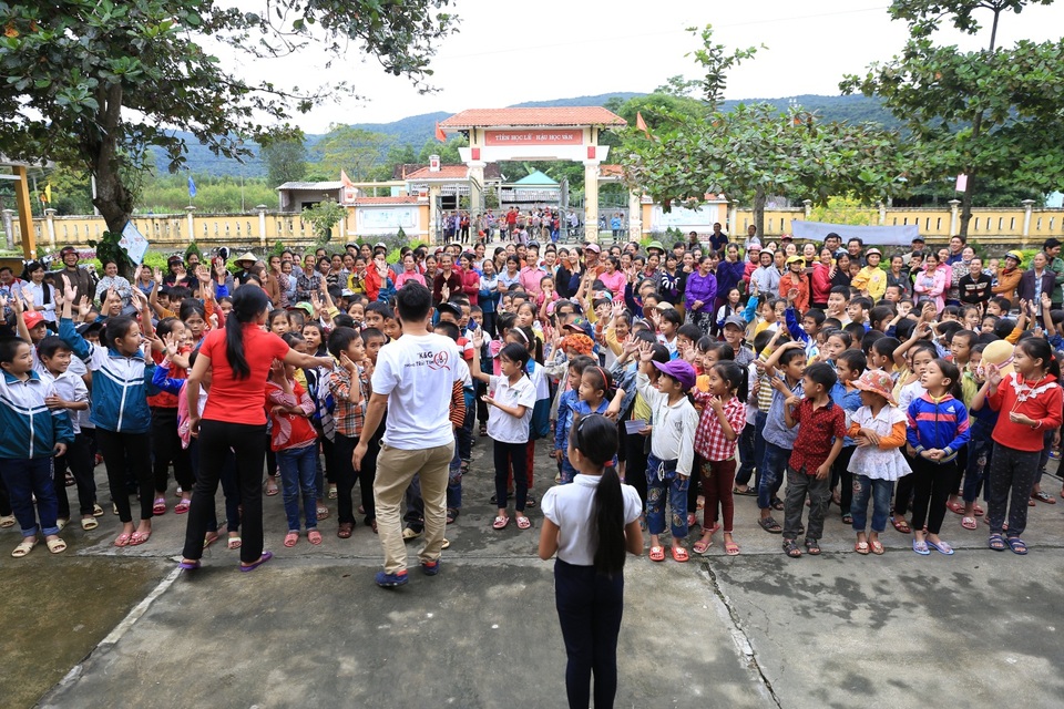 Miền trung- Những ngày thắp lửa - 2 Niềm hân của của các em học sinh trường tiểu học Cao Quảng khi được đoàn tổ chức chơi trò chơi