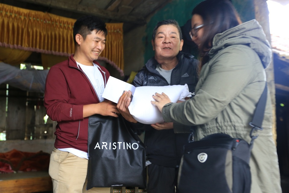 Miền trung- Những ngày thắp lửa - 3 Niềm vui pha lẫn nghẹn ngào của người nông dân mắc bệnh hiểm nghèo khi nhận quà